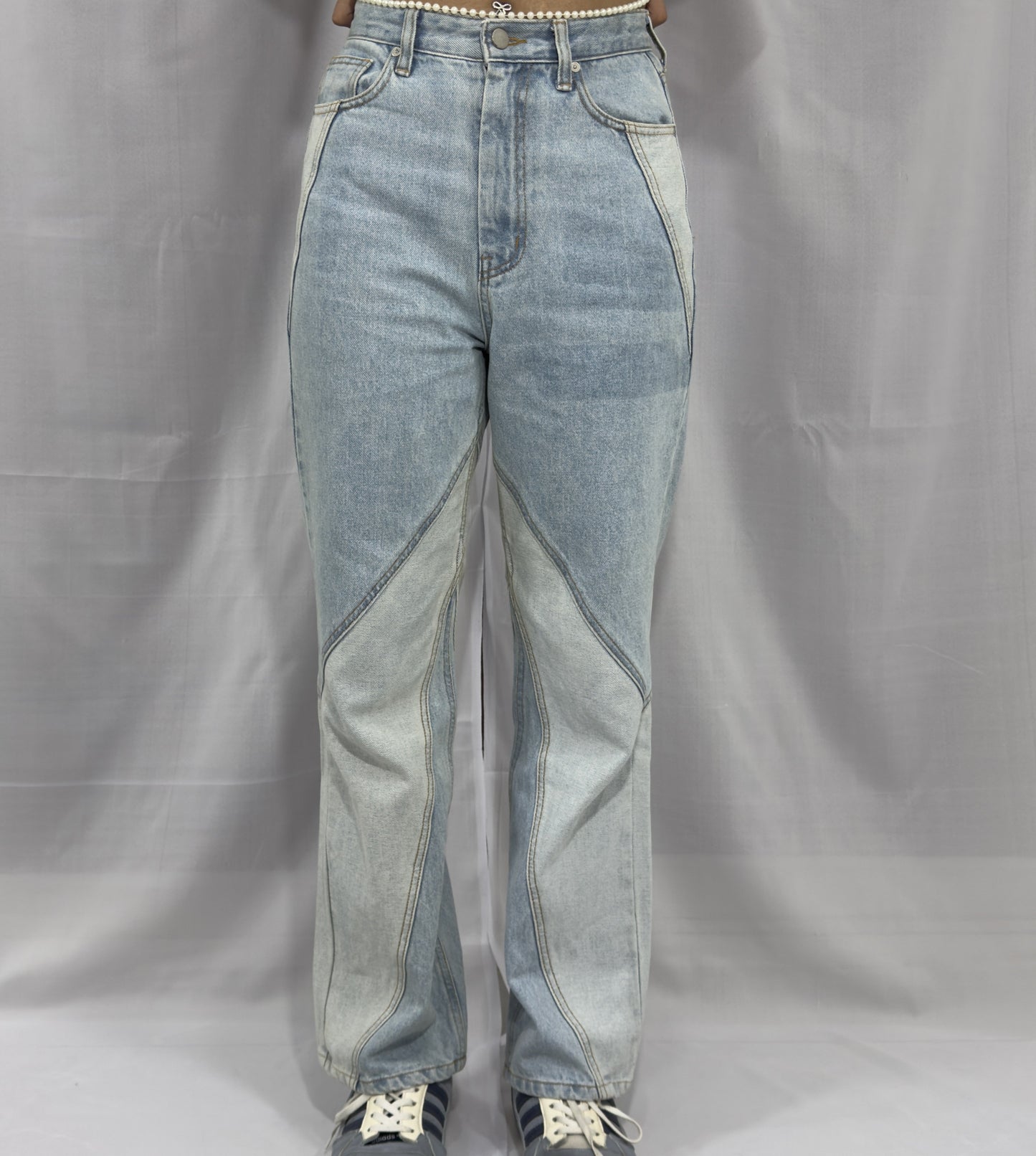 TWO TONE PANNEL JEANS IS AVAILABLE IN SIZE OF M-30/32