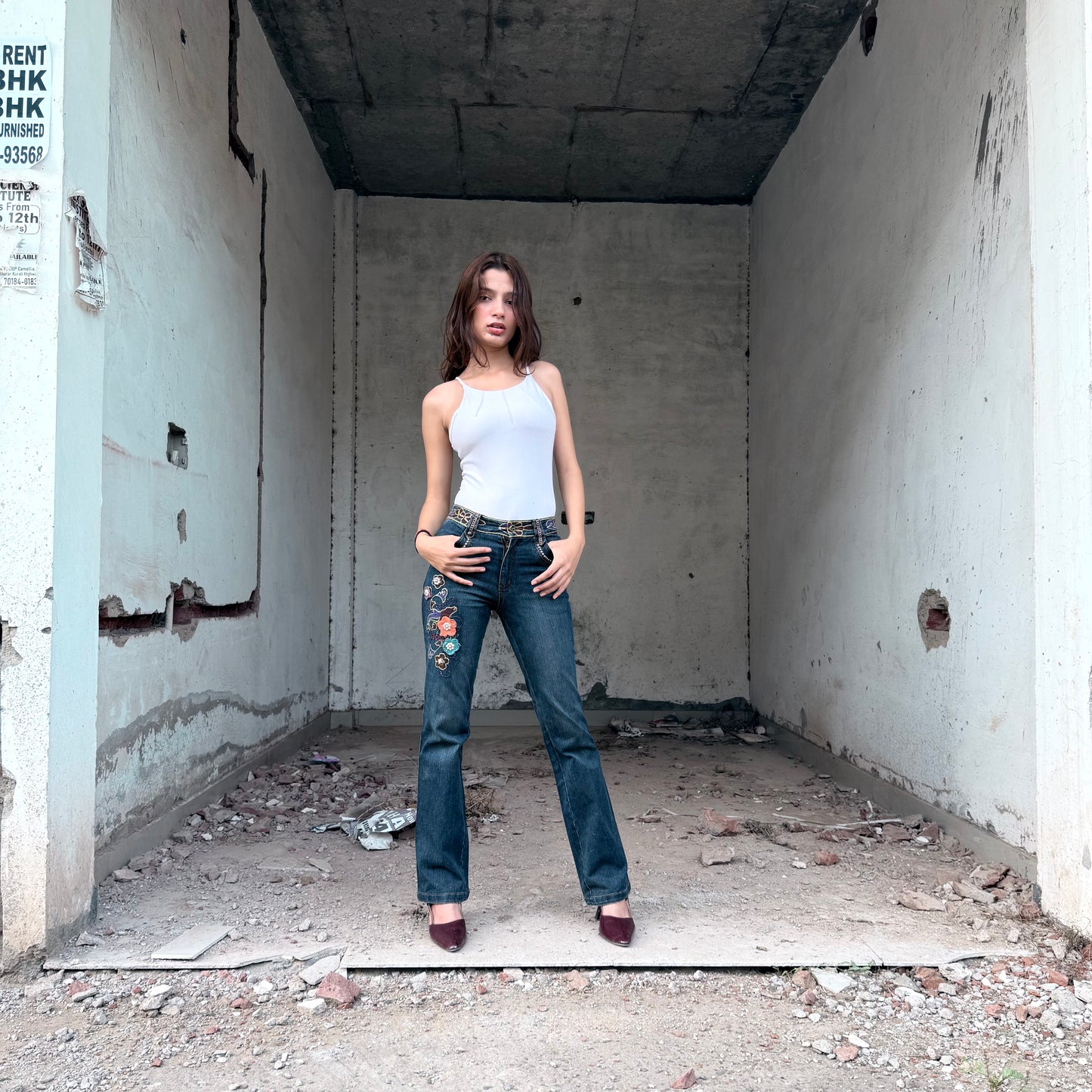 Y2K SKINNY BOOTCUT JEANS IS AVAILABLE IN XS/26-28