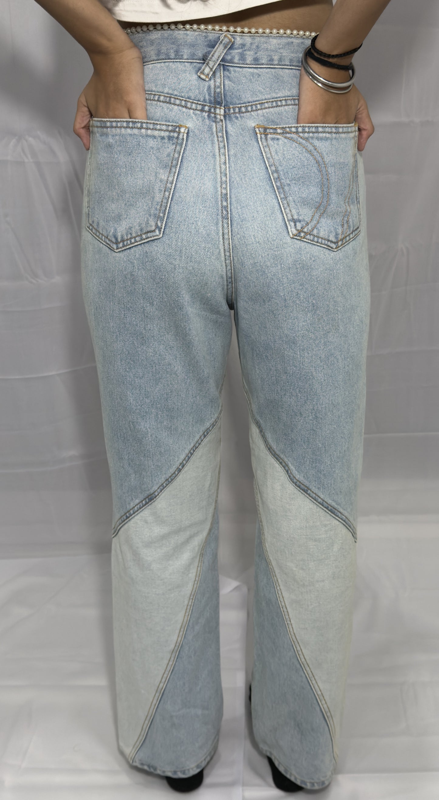 TWO TONE PANNEL JEANS IS AVAILABLE IN SIZE OF M-30/32