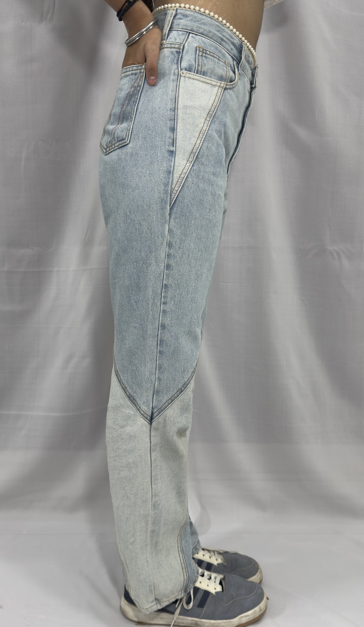 TWO TONE PANNEL JEANS IS AVAILABLE IN SIZE OF M-30/32