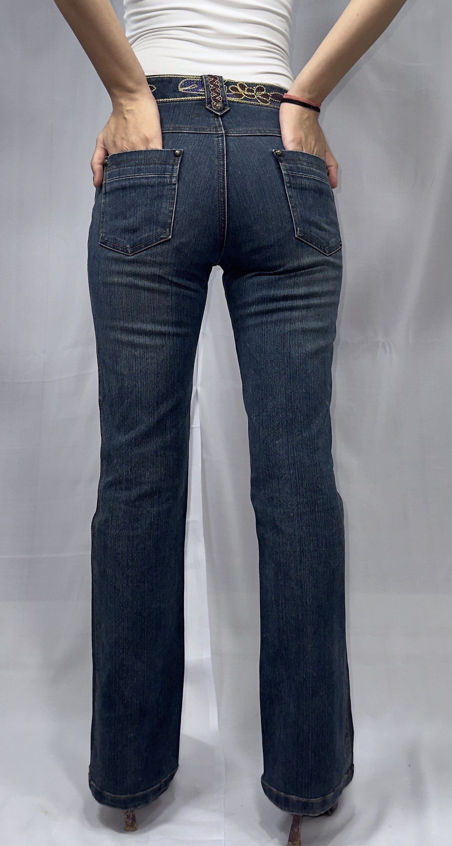 Y2K SKINNY BOOTCUT JEANS IS AVAILABLE IN XS/26-28