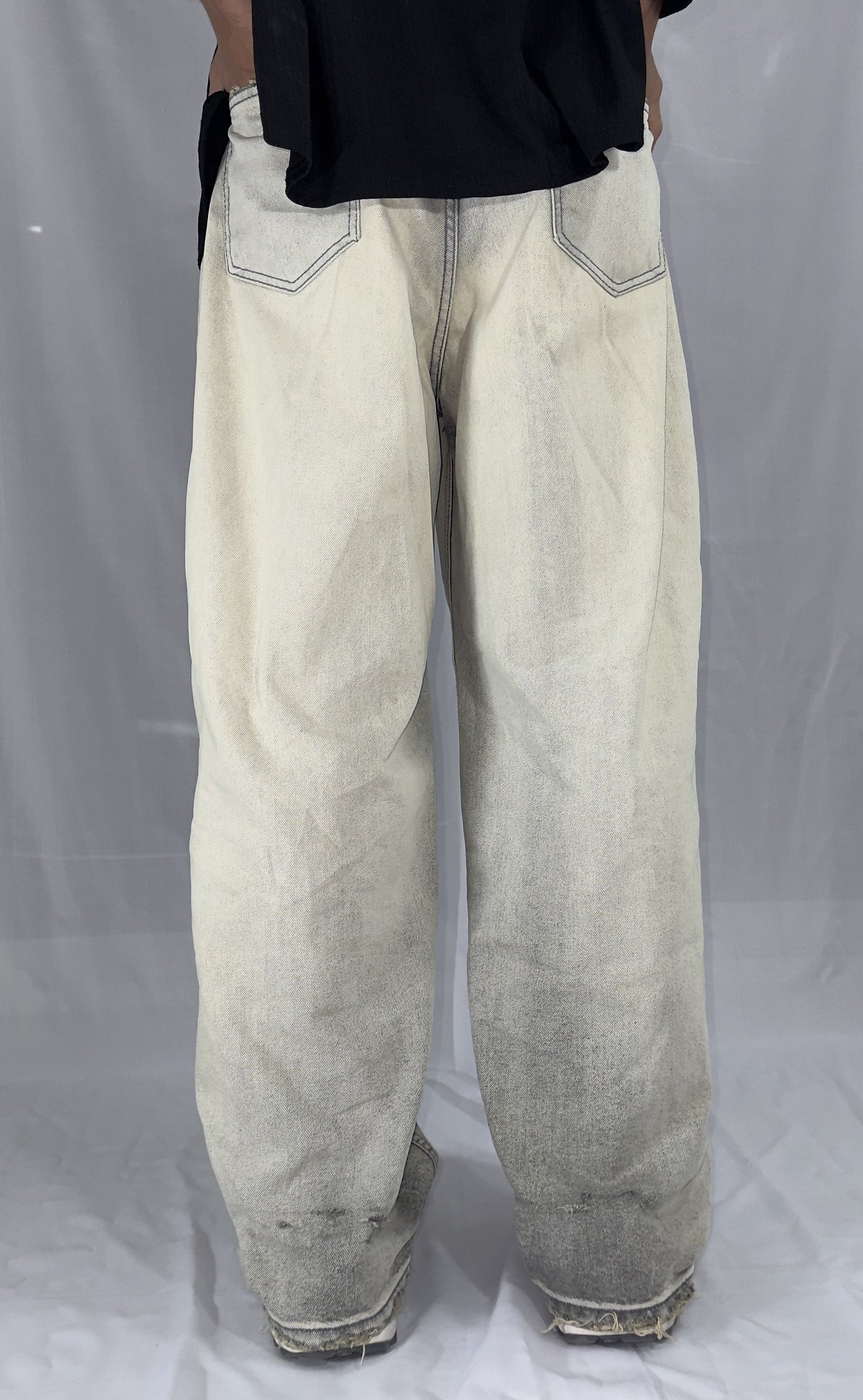 LIGHT GRAY WASHED BAGGY DENIM JEANS IS AVAILABLE IN SIZE OF M/28-30