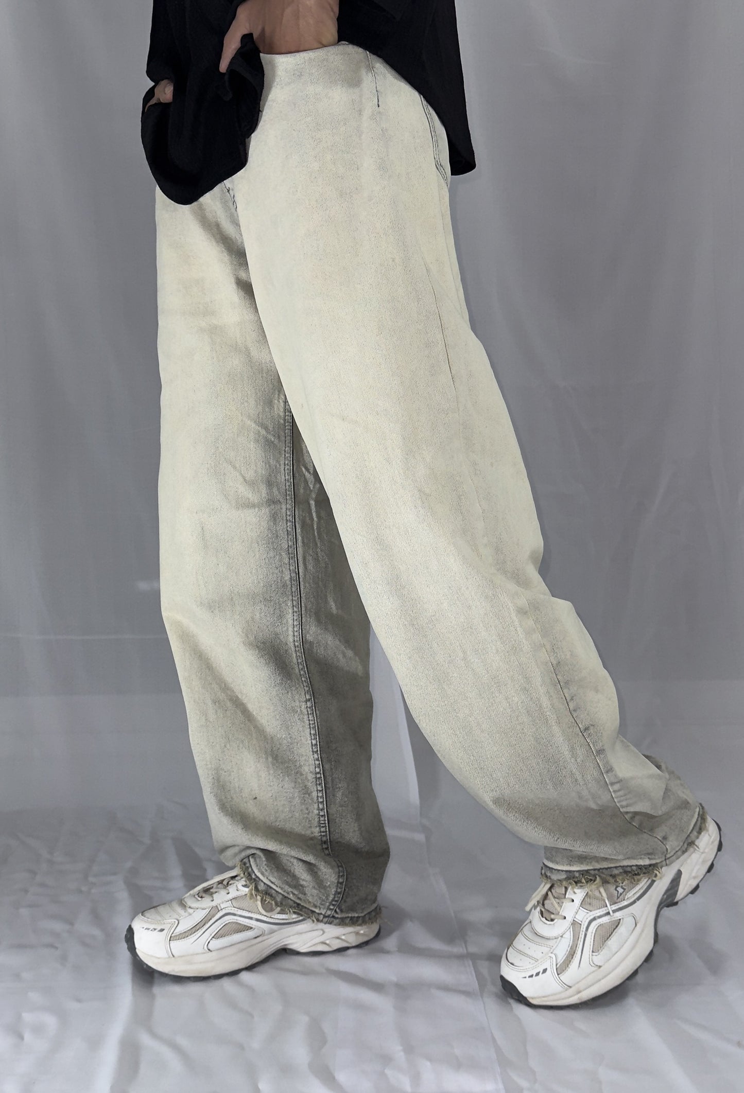 LIGHT GRAY WASHED BAGGY DENIM JEANS IS AVAILABLE IN SIZE OF M/28-30