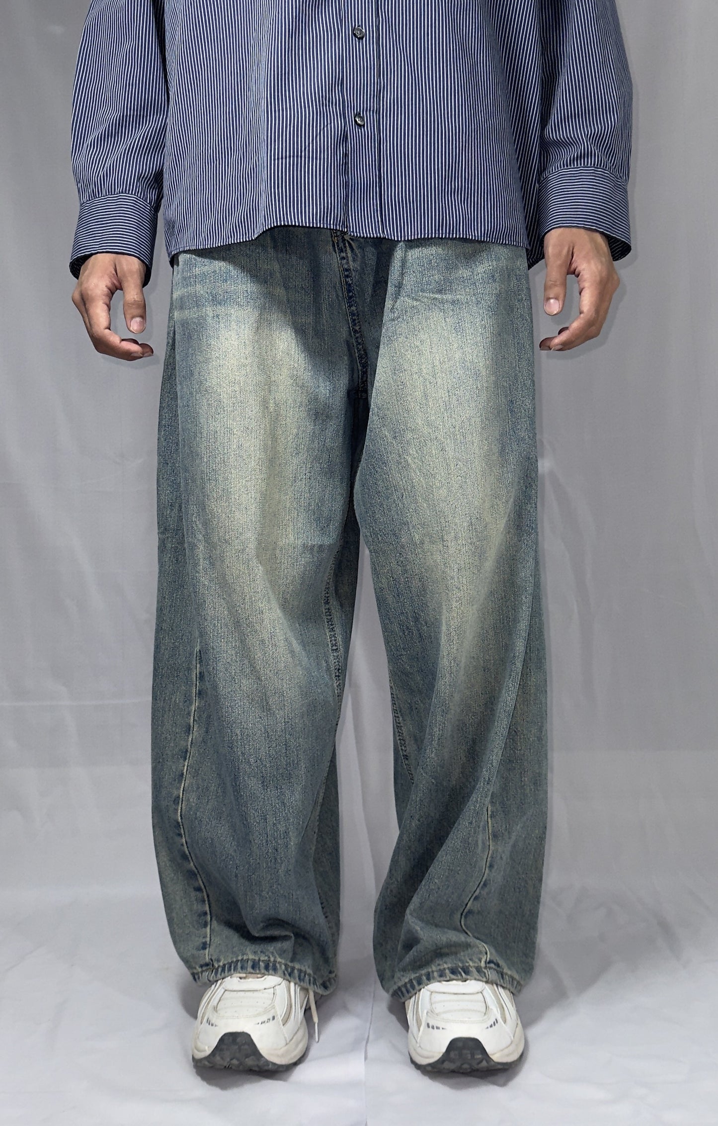Vintage-Inspired Washed Out Relaxed Fit Jeans is available in size of L/32-34