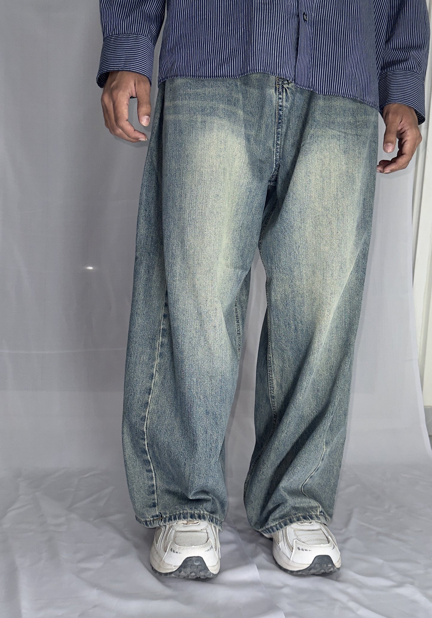 Vintage-Inspired Washed Out Relaxed Fit Jeans is available in size of L/32-34