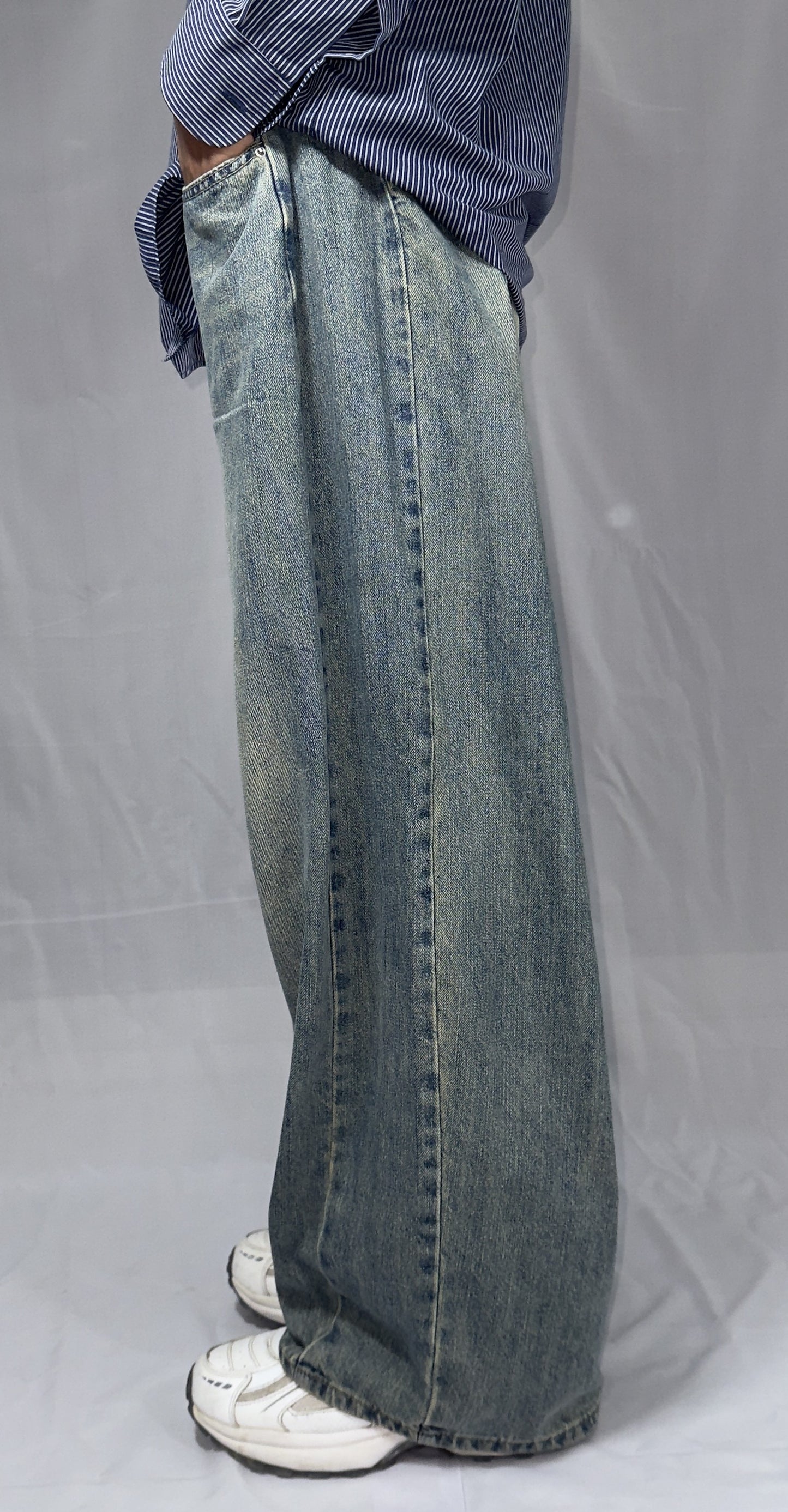 Vintage-Inspired Washed Out Relaxed Fit Jeans is available in size of L/32-34