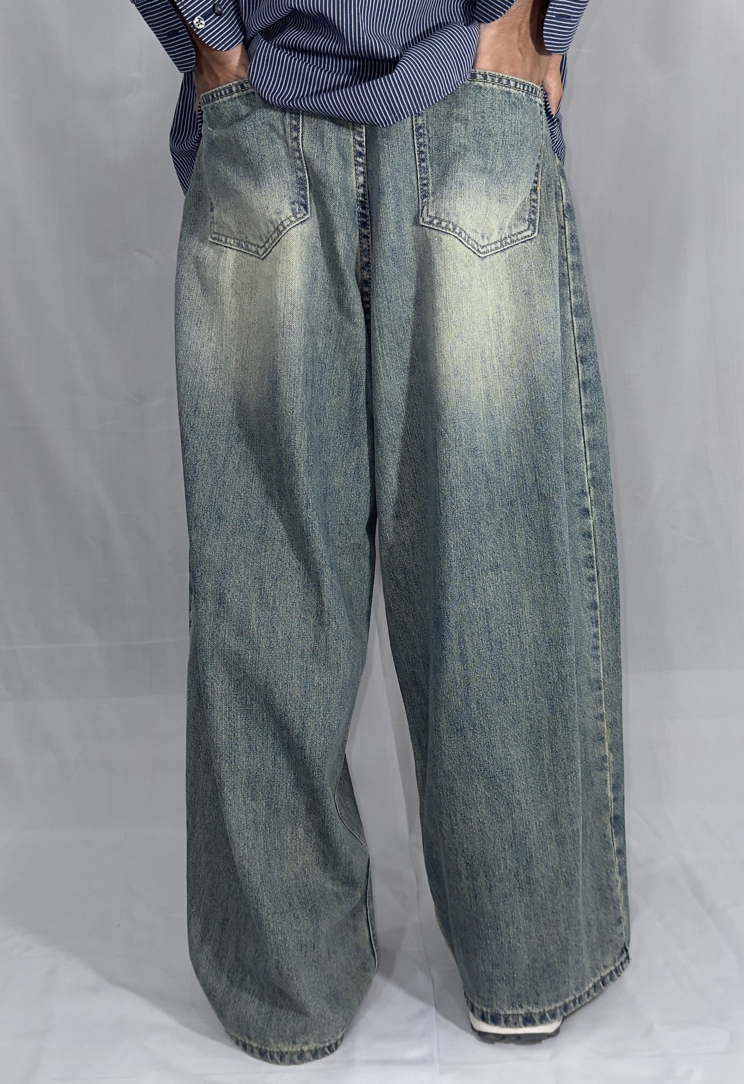 Vintage-Inspired Washed Out Relaxed Fit Jeans is available in size of L/32-34