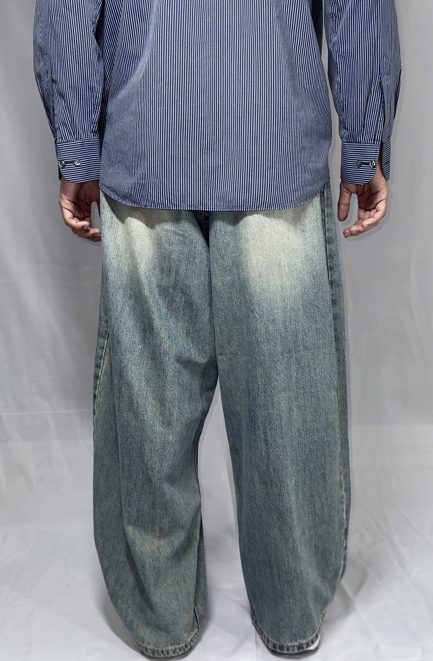 Vintage-Inspired Washed Out Relaxed Fit Jeans is available in size of L/32-34