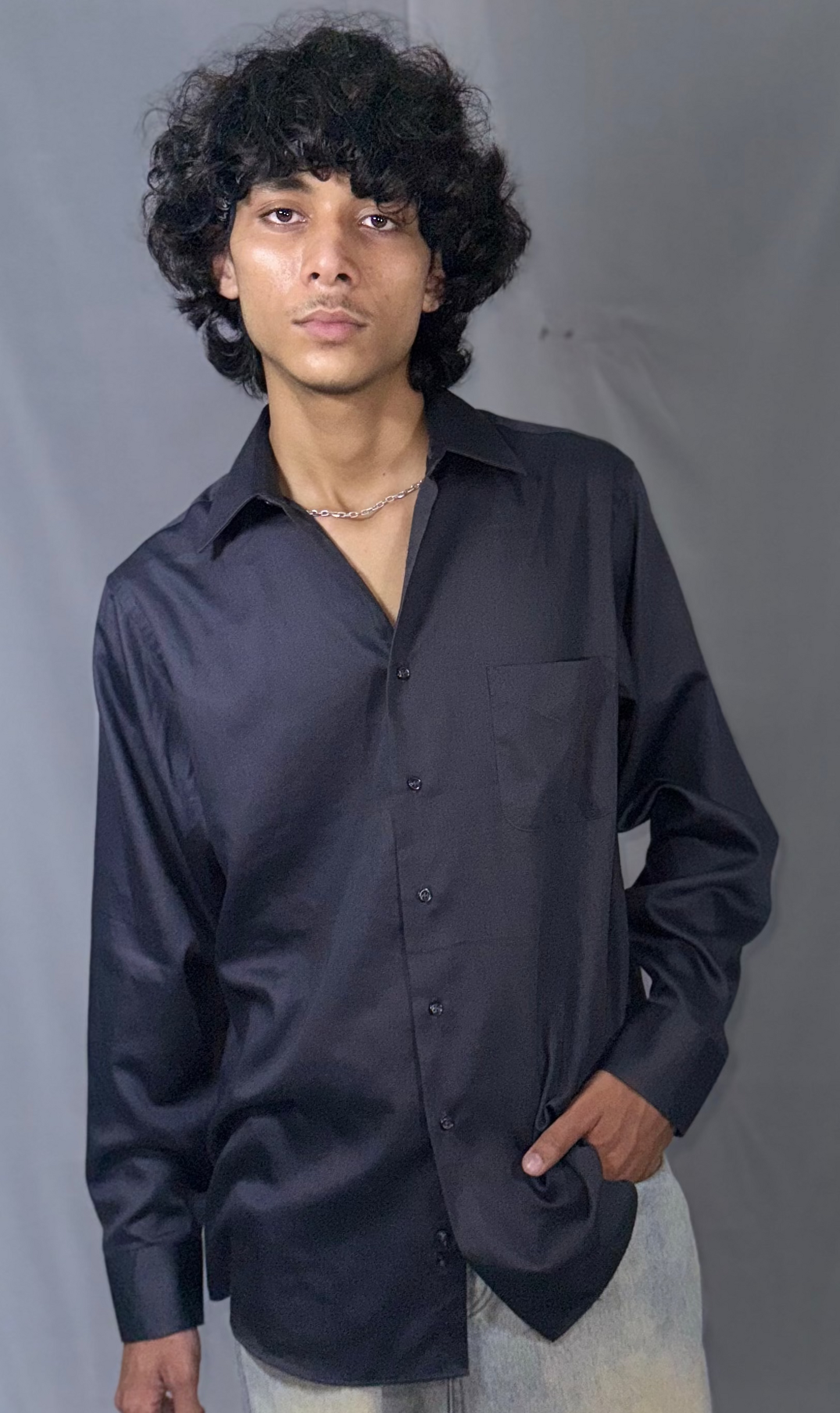 DARK GREY SHIRT OF GEOFFERY BEENE IS AVAILABLE IN SIZE XL/34-36