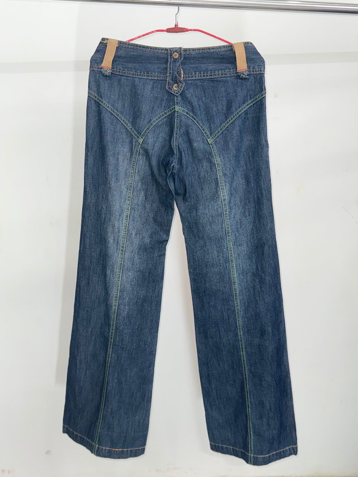 Y2K BOOT CUT JEANS IS AVAILABLE IN SIZE OF XS/26-28